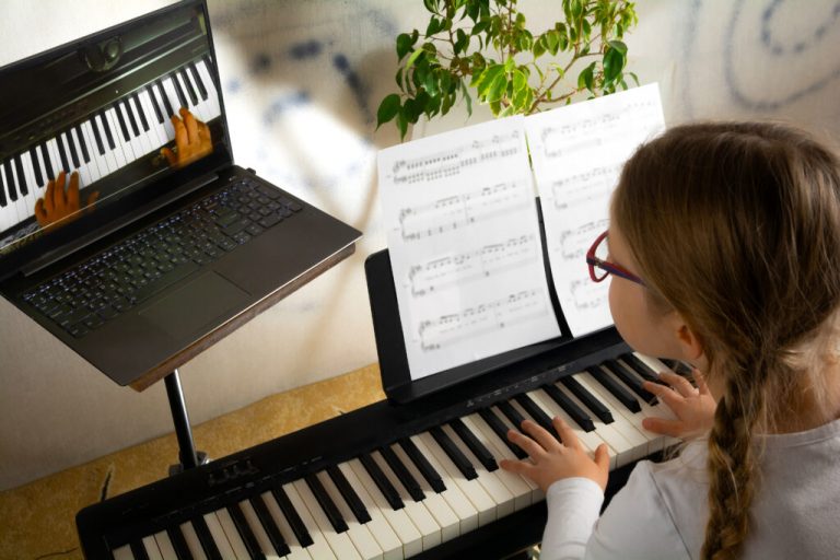 Clases de piano online en espanol Elisa Berti 768x512 1