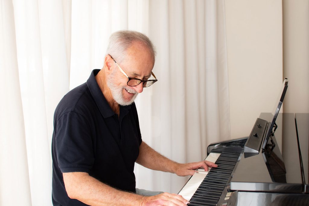 senor aprendiendo tocar piano